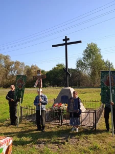 Панихида у Поклонного креста в селе Старый Ропск