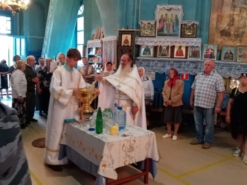 Настоятель храма принял поздравление от прихожан