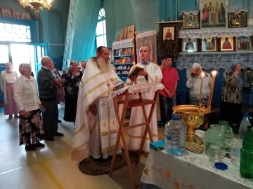 Настоятель храма принял поздравление от прихожан