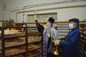 В Климово на хлебокомбинате освятили пасхальные куличи