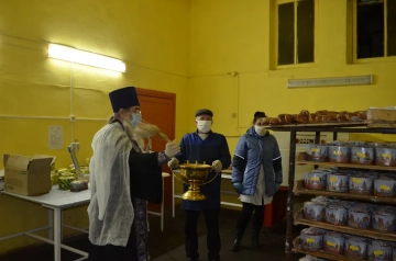 В Климово на хлебокомбинате освятили пасхальные куличи