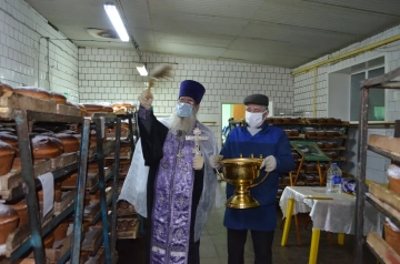 В Климово на хлебокомбинате освятили пасхальные куличи
