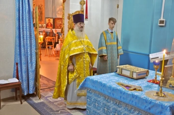 Настоятель храма принял поздравление от прихожан