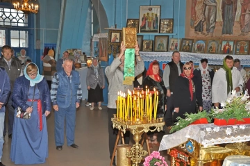 Настоятель храма принял поздравление от прихожан