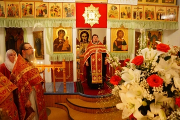 Ночная Божественная литургия в память Царственных Стастотерпцев в храме поселка Климово