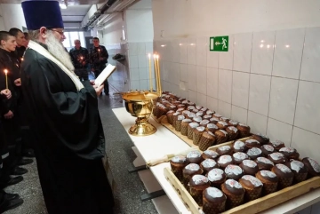 Освящение пасхальных куличей для заключенных Освящение пасхальных куличей для заключенных