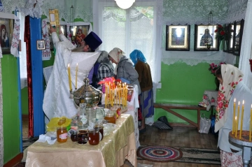 Празднование в честь Честных Древ Животворящего Креста Господня и освящение нового меда в храме Празднование в честь Честных Древ Животворящего Креста Господня и освящение нового меда в храме