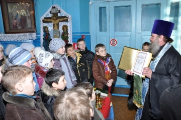 В день празднования Сретения Господня учащиеся 5-6 классов Сачковичской СОШ в сопровождении учителей школы посетили храм в честь Покрова Пресвятой Богородицы