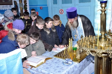 В день празднования Сретения Господня учащиеся 5-6 классов Сачковичской СОШ в сопровождении учителей школы посетили храм в честь Покрова Пресвятой Богородицы