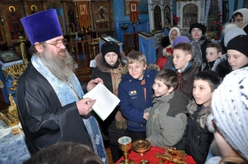 В день празднования Сретения Господня учащиеся 5-6 классов Сачковичской СОШ в сопровождении учителей школы посетили храм в честь Покрова Пресвятой Богородицы