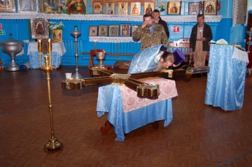 Воздвижение креста на купол храма