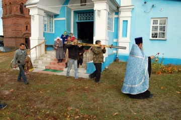 Воздвижение креста на купол храма