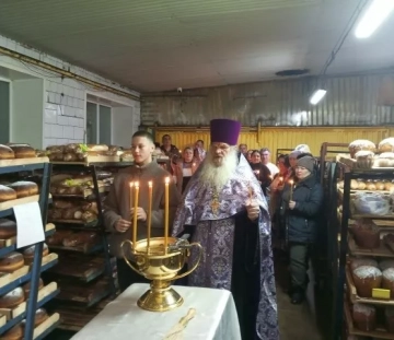 Освящение куличей на хлебокомбинате