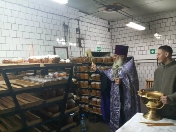 Освящение куличей на хлебокомбинате