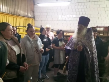 Освящение куличей на хлебокомбинате