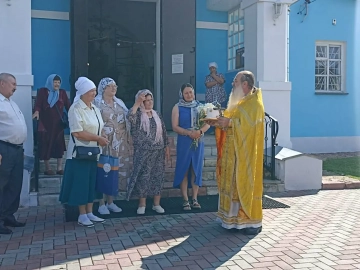 Настоятель храма принял поздравление от приходского совета и прихожан по случаю дня тезоименитства Настоятель храма принял поздравление от приходского совета и прихожан по случаю дня тезоименитства